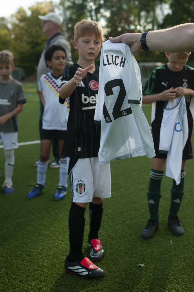 Die neuen Trikots der Fußballjugend des VFL Willich