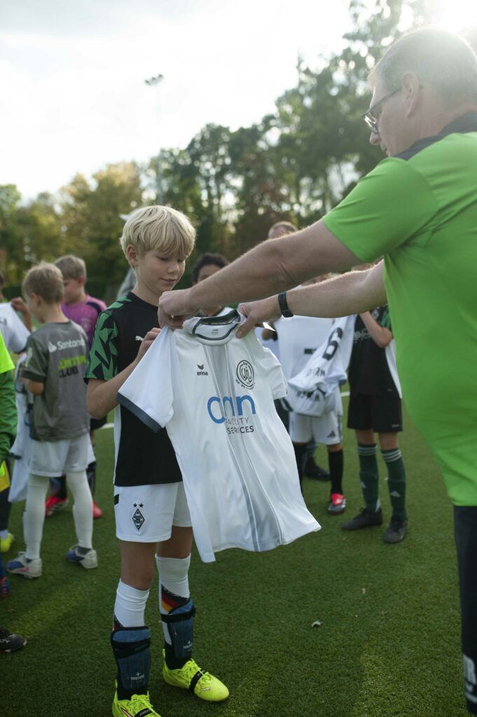 Die neuen Trikots der Fußballjugend des VFL Willich