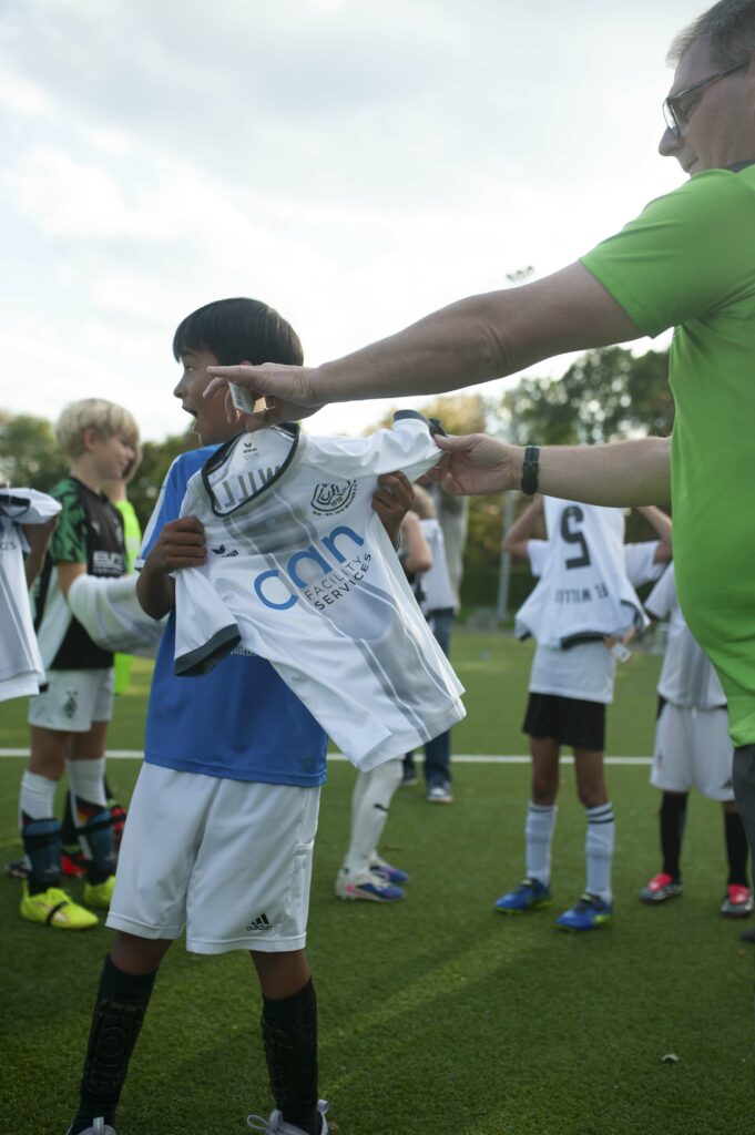 Die neuen Trikots der Fußballjugend des VFL Willich