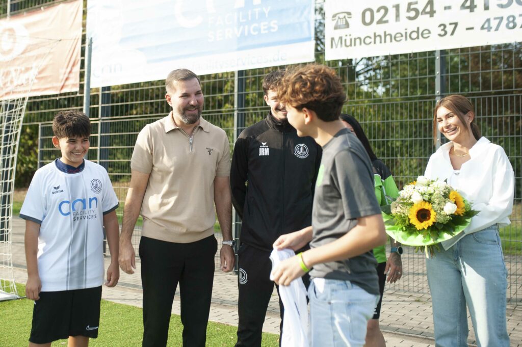 Die neuen Trikots der Fußballjugend des VFL Willich