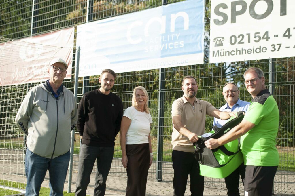 Die neuen Trikots der Fußballjugend des VFL Willich